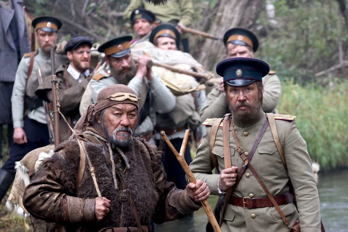    Ондасын Бесикбасов в роли Дерсу Узала и Евгений Миронов в роли Владимира Арсеньева. /Сергей Михеев/ РГ