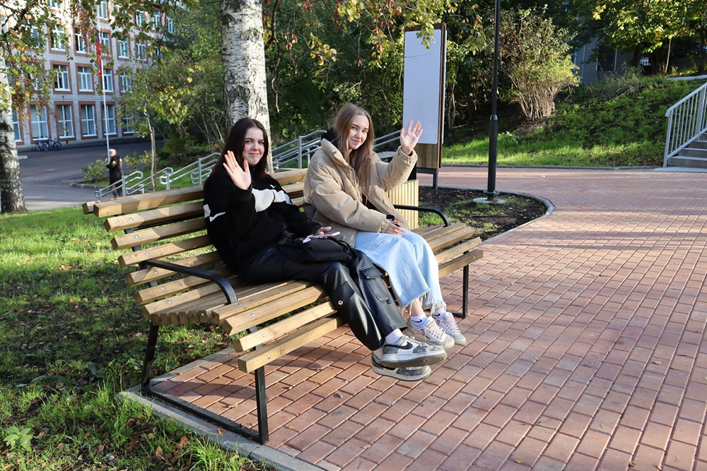    Студентки Виолетта Вяльцева и Доминика Рубцова. Фото: "Республика" / Максим Смирнов
