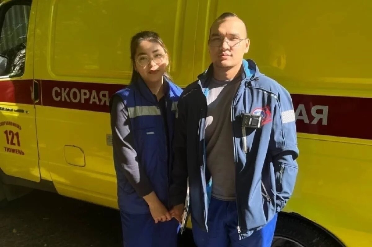    Фельдшеры скорой помощи приняли роды у тюменки на дому