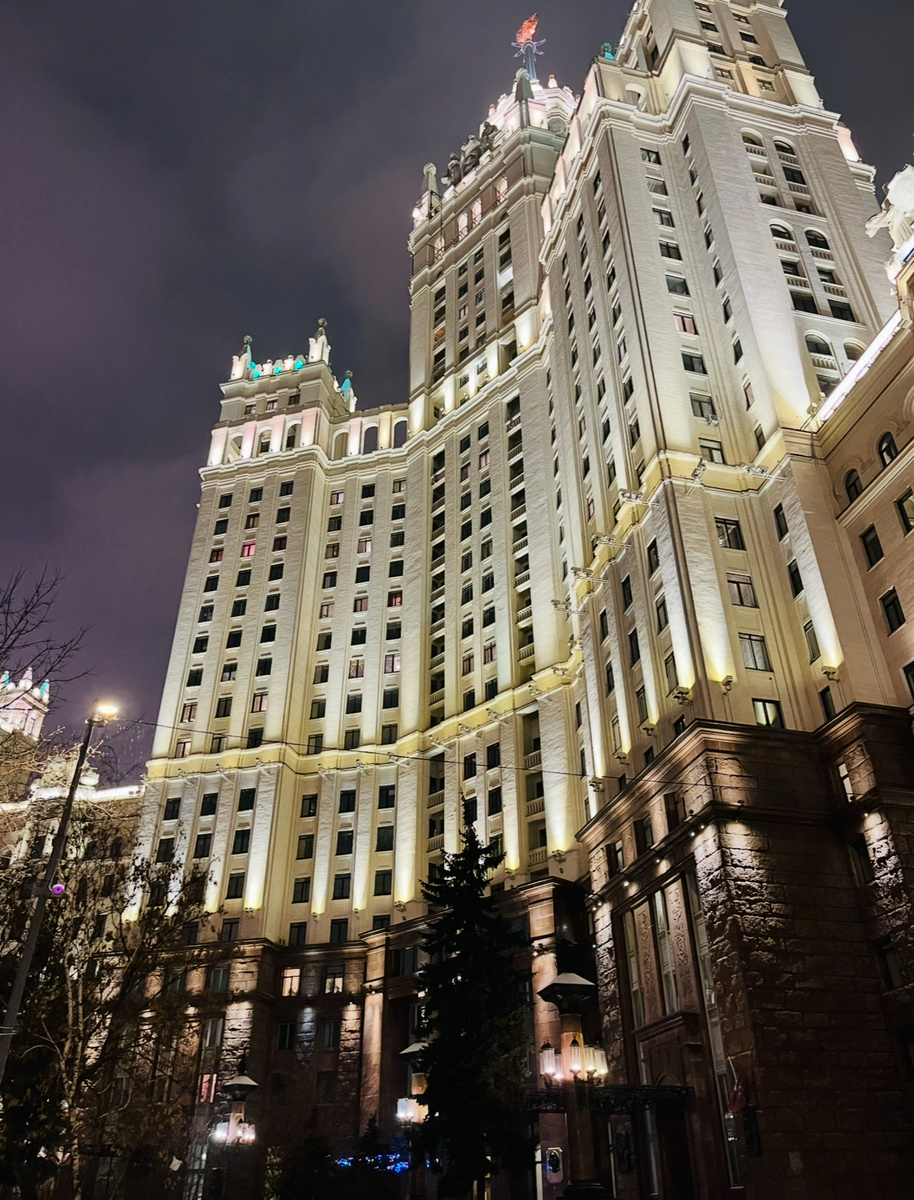 Масштаб здания поражает еще на подходе к нему