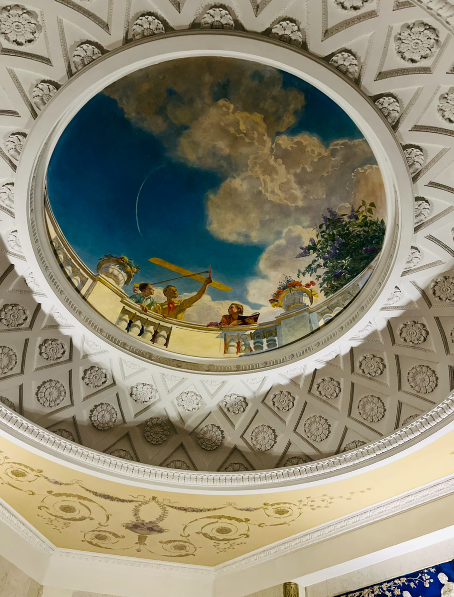 В вестибюле высотки, идем к лифту 