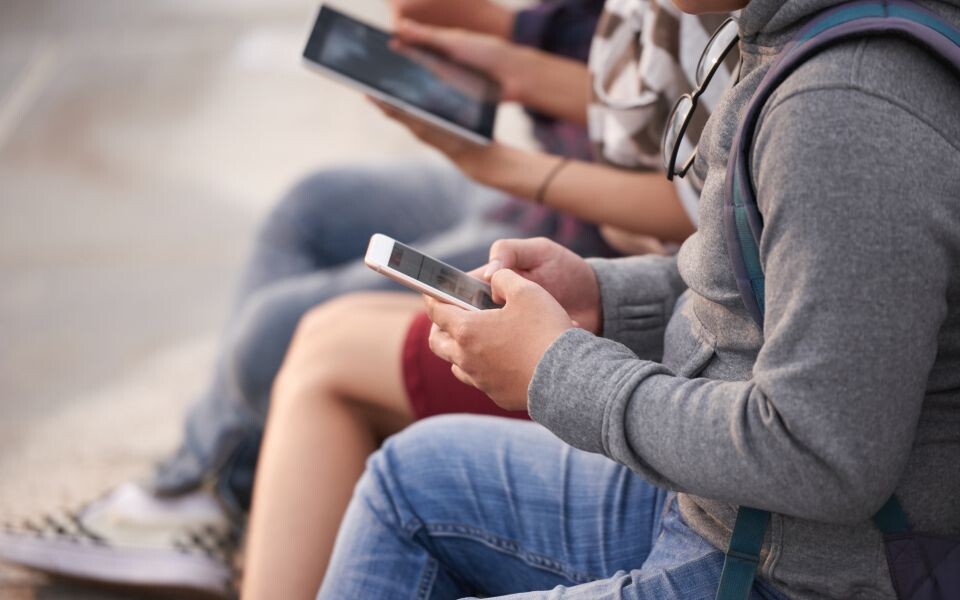    Школьники сидят в телефонах