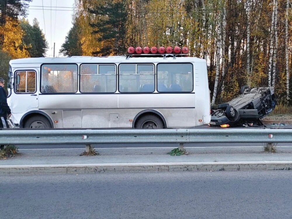    ДТП с "Митсубиси" и ПАЗом, © предоставлено пресс-службой регионального УМВД