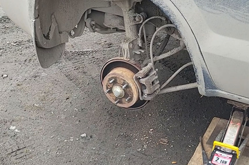 Колесо снято — диск и суппорт доступны для диагностики