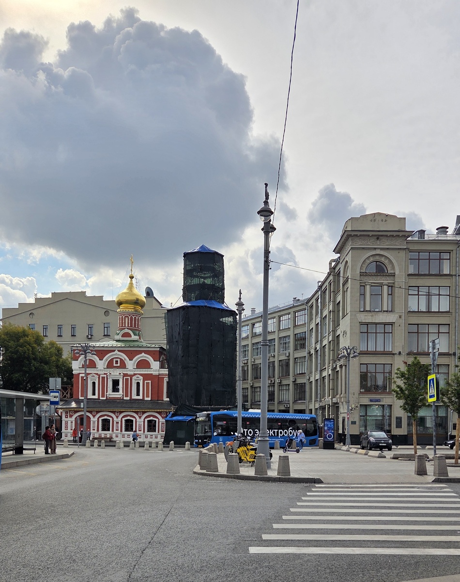 Славянская площадь, 2/5/4 - Церковь Всех Святых на Кулишках 1689 года. Вид со тороны Славнянской площади (😏красивые облака над храмом)