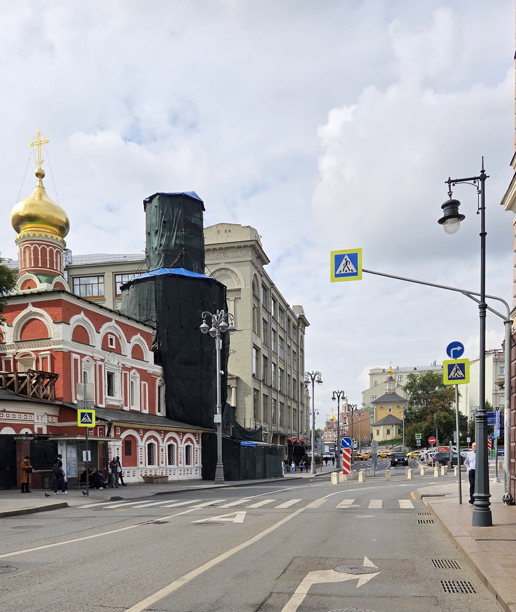 Славянская площадь, 2/5/4 - Церковь Всех Святых на Кулишках 1689 года (вид в сторону Варварки со стороны Солянского проезда )