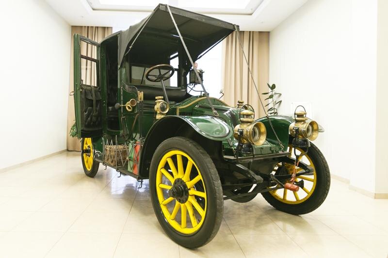    ЕАН. Старый автомобиль