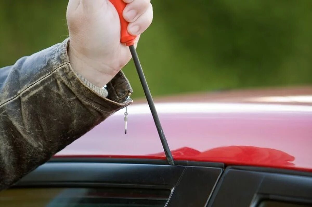    В Хабаровске 22-летний рецидивист по дороге домой угнал машину покататься