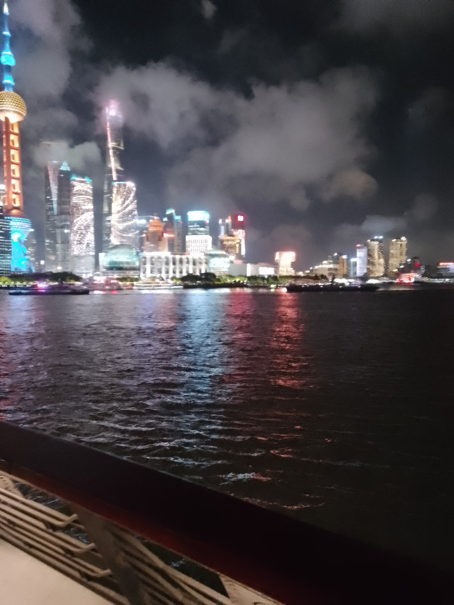 Знаменитая набережная. Ночной город очень красив. Фото автора 