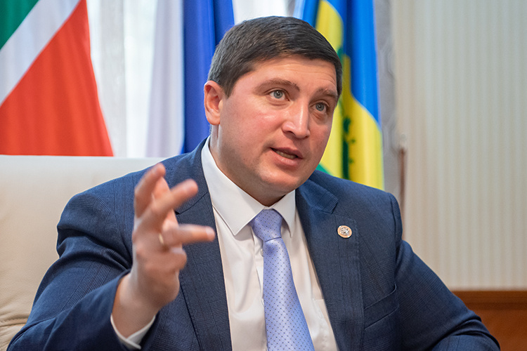    Радмир Беляев: «В городе кипит жизнь и в выходные дни, и в будни, и, честно говоря, даже не успеваешь посещать все мероприятия, потому что выбор огромный».   
Фото: Олег Спиридонов