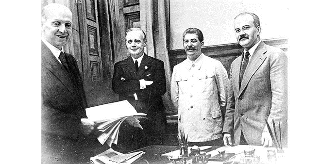 Подписан договор о ненападении между Германией и Советским Союзом (пакт Молотова – Риббентропа) в Москве. Слева направо: Ф. Гаус, И. Риббентроп, И. Сталин, В. Молотов. 1939 год Фото из открытого доступа