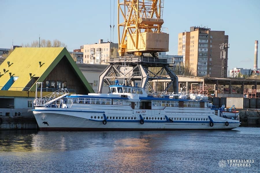 Судно у речного порта Тольятти