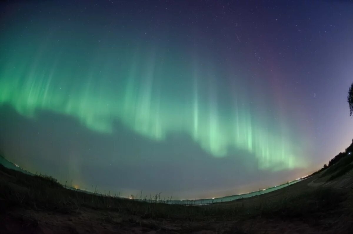    Редкое северное сияние озарило небо над Петербургом и Ленобластью