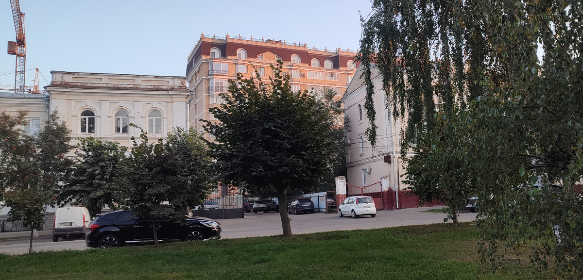 Кирпичный дом - наш. Вид со стороны улицы Горького 