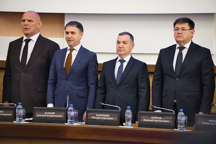    На первой сессии 26 сентября cпикером единогласно выбрали Дмитрия Асанцева (на фото - второй слева). Фото предоставлено пресс-службой Совета депутатов города Новосибирска