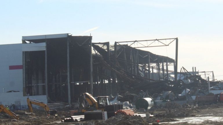    Сгоревший склад Wildberries в Шушарах. Фото: abn.agency