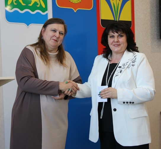    Удостоверение депутата получает Генриетта Истратенко — вновь избранный председатель Совета депутатов Искитимского района. Фото редакции