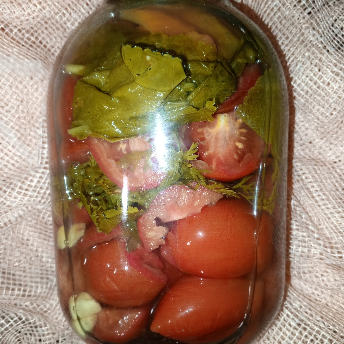 Спрятала. Подозревала же, что буду писать о ней статью и ни одной банки не сделала , чтобы зелень было хорошо видно. Приличный пучок кладу в банку)