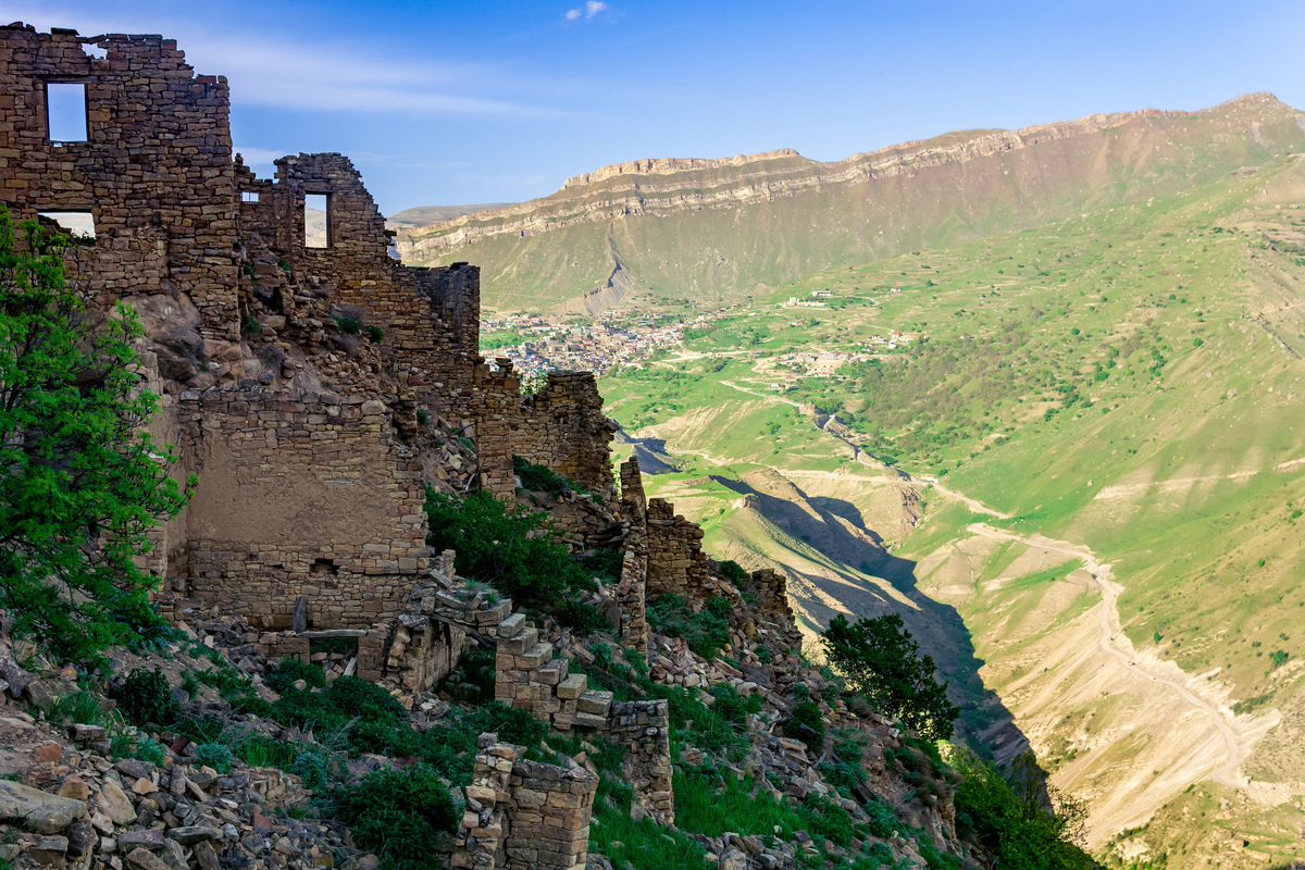 Гамсутль — самое известное в Дагестане село-призрак. Этот аул с идеальной геометрией ежедневно принимает до 100 человек в день. Гостям бывает непросто развернуться на очень узких улочках внутри поселения. Фото: Shutterstock