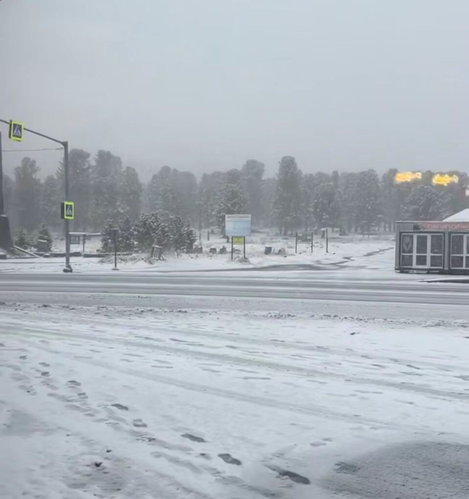    Снег на Семинском перевале. Источник: t.me/solundar04