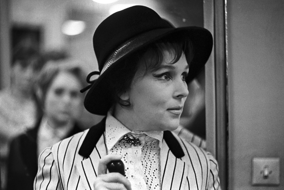    В школьные годы Васильева начала ходить в хоровой кружок при Дворце пионеров. Свободное время она проводила в библиотеке, где читала театральные журналы и мемуары артистов / Вера Васильева в роли Жанны Барбье в спектакле «Интервенция» / Мирослав Муразов / РИА Новости