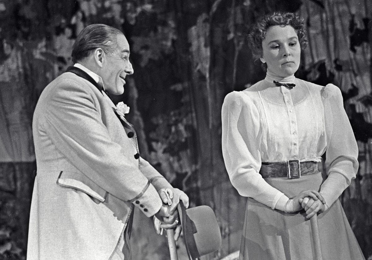    В 1943 году Вера Васильева поступила в Московское городское театральное училище при Театре Революции (ныне Российский институт театрального искусства — ГИТИС) на курс Владимира Готовцева. По окончании учёбы актриса присоединилась к труппе Московского академического театра сатиры / Вера Васильева и Борис Тенин в спектакле «Профессия миссис Уоррен» / Александр Гладштейн / РИА Новости