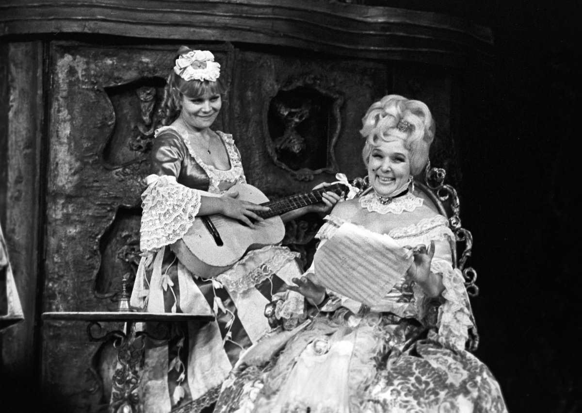    В Театре сатиры Васильева служила до самой смерти. За 75 лет на сцене она исполнила свыше 60 ролей. Одной из наиболее ярких театральных работ актрисы стала роль графини Альмавивы в постановке «Безумный день, или Женитьба Фигаро» 1968 года / Нина Корниенко и Вера Васильева в сцене из спектакля «Безумный день или женитьба Фигаро» / Виталий Арутюнов / РИА Новости