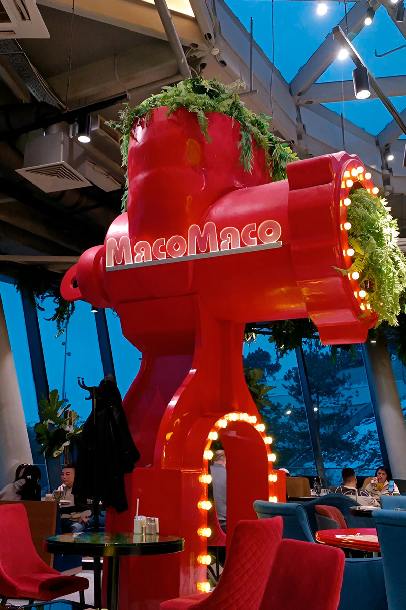 В интерьере много ярких деталей, но больше всего привлекает внимание красная мясорубка, перемалывающая зелень. Фото: Ольга Серова / Яндекс Карты