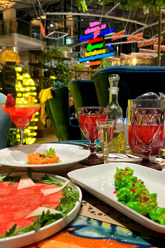 С 12:00 до 00:00 для гостей гастроцентра действует бесплатная парковка — внушительный бонус для центра Москвы. Фото: Павел / Яндекс Карты