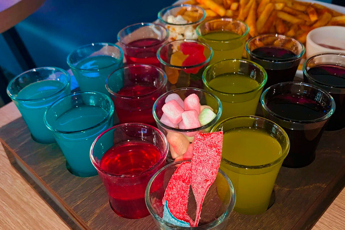 В кафе есть электронное меню, принимается оплата по QR-коду. Лучше после заказа никуда не пересаживаться, чтобы блюда не сбились с пути. Фото: sademodog / Яндекс Карты