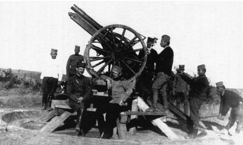 75-мм полевая крупповская пушка образца 1903 года, установленная на импровизированной деревянной зенитной платформе, спроектированной французским капитаном Андре Мортюре. Крагуевац, 1915 год. 