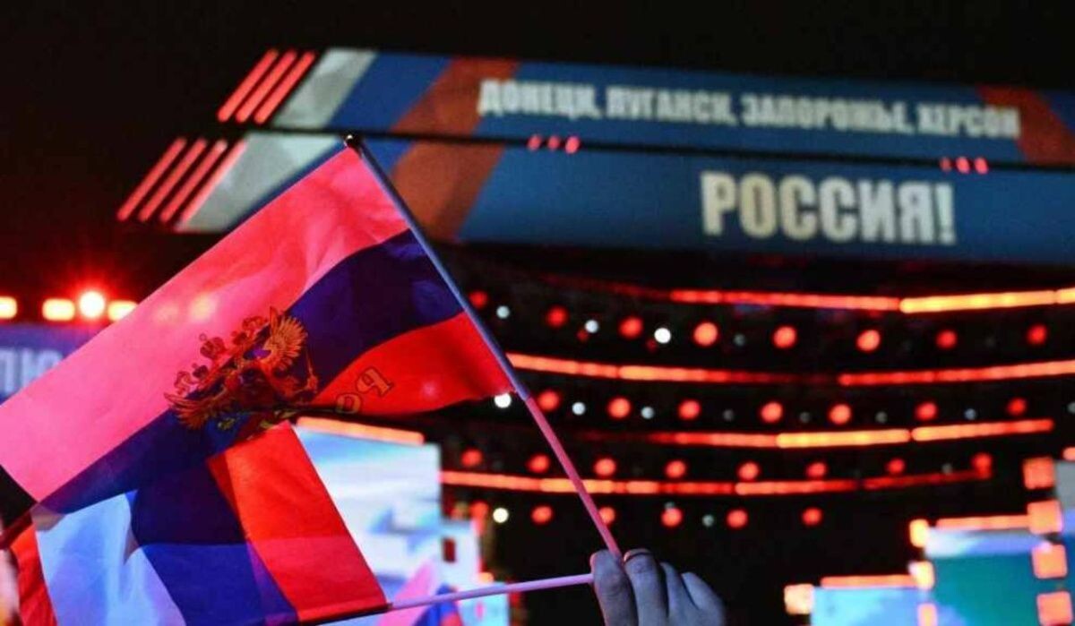     Флаг России. Источник: ria.ru Автор фото: Рамиль Ситдиков