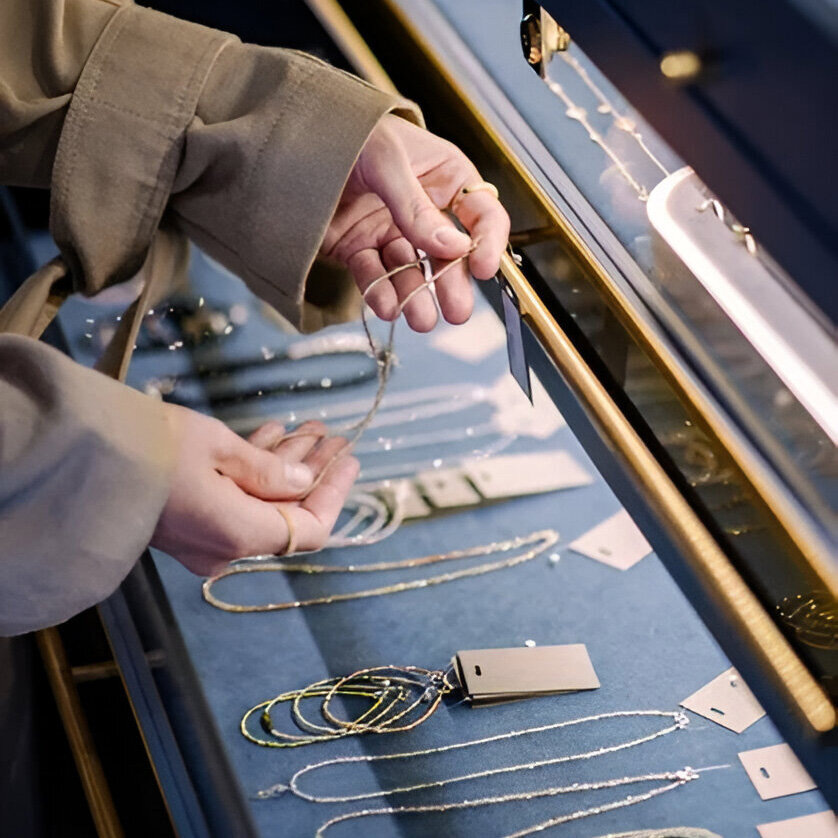 Процесс выбора затягивает, поэтому запаситесь свободным временем: можно не спеша открывать многочисленные ящички-витрины, всё примерять и изучать. Фото: Магазин украшений MORE Jewellery