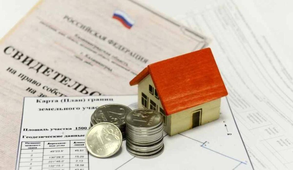     Документы, домик и деньги. Источник: ufa.kp.ru Автор фото: Иван Макеев