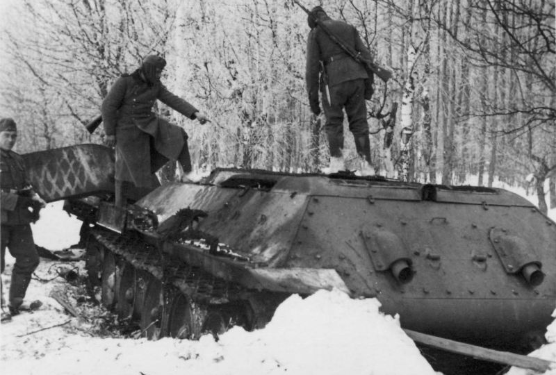 Немцы угнали брошенный советский танк в свой тыл, а внутри их ждал сюрприз