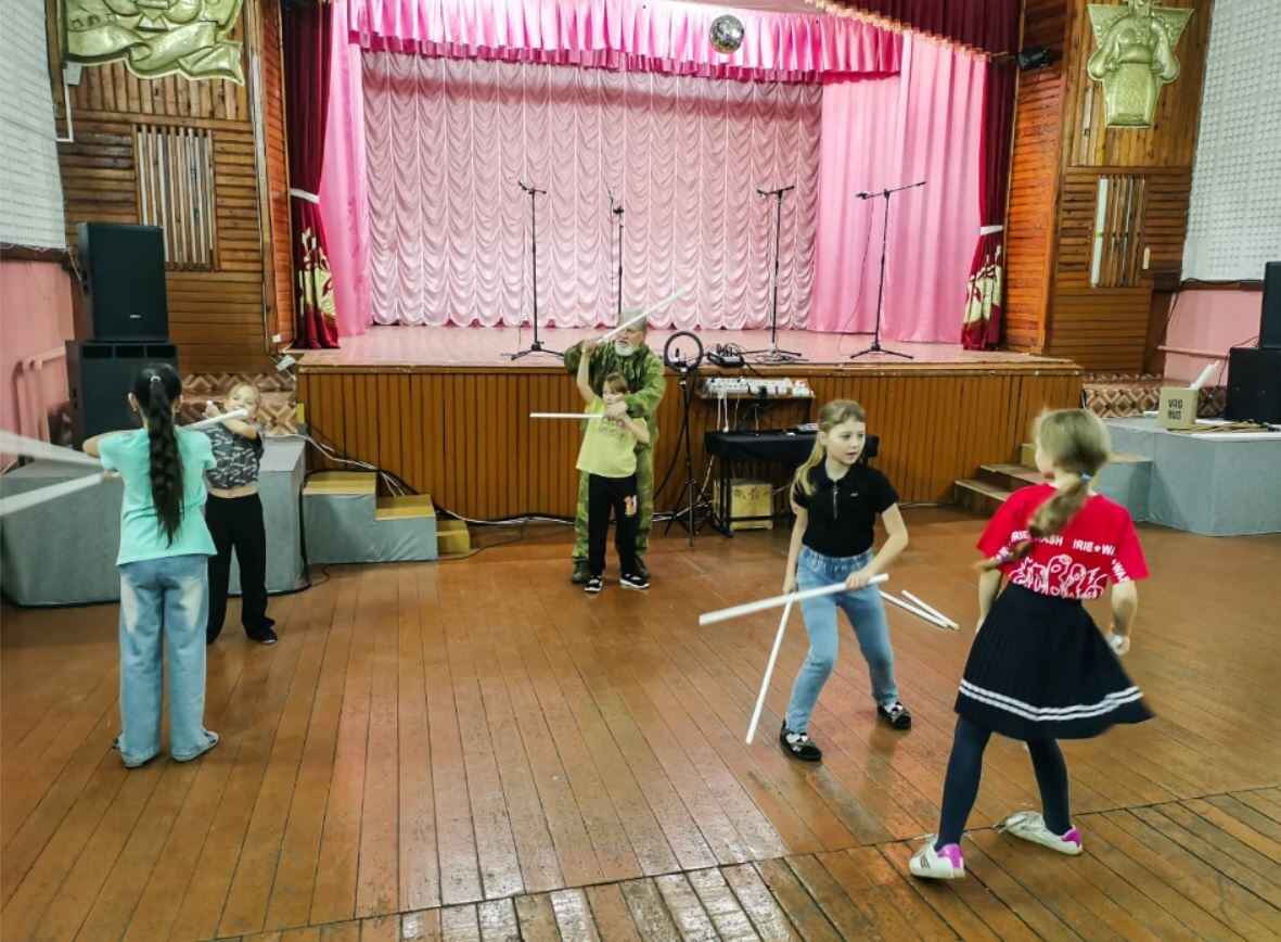 Тренировку ведет священник Владимир Пермяков