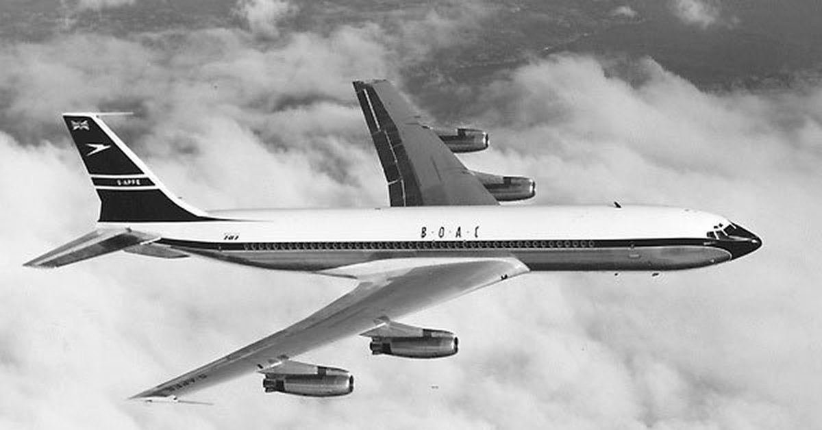 Старое черно-белое изображение Boeing 707 (архивные кадры)