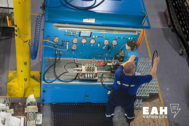    Рабочий на заводе