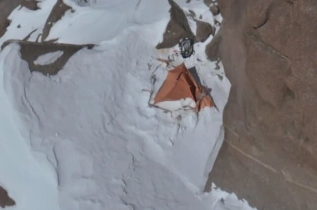    Рядом с палаткой заметили рюкзак и следы. Фото: Кадр из видео