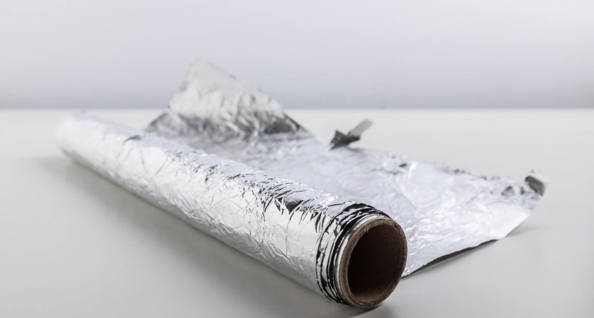    Хитрые хозяйки сыплют соль на фольгу и бед не знают: вот зачем это нужно — 2 полезных совета