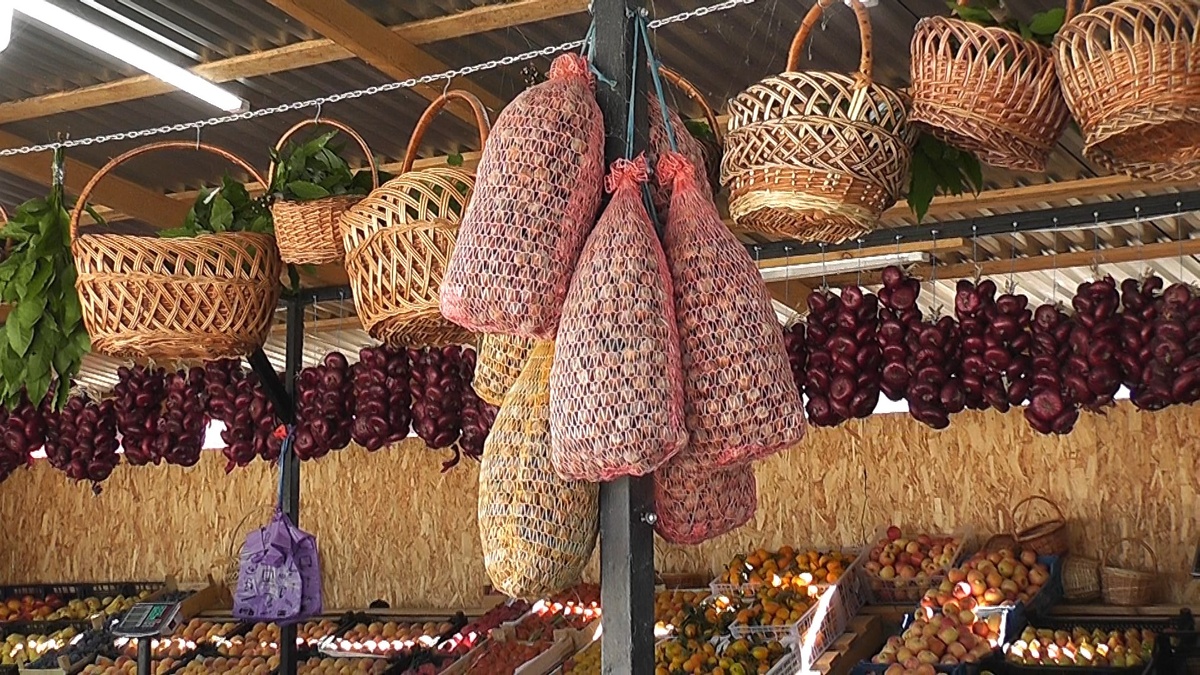 Тут тебе,и орехи,и арбузы,дыни,тыква,лук,яблоки и многие другие сезонные фрукты и овощи.