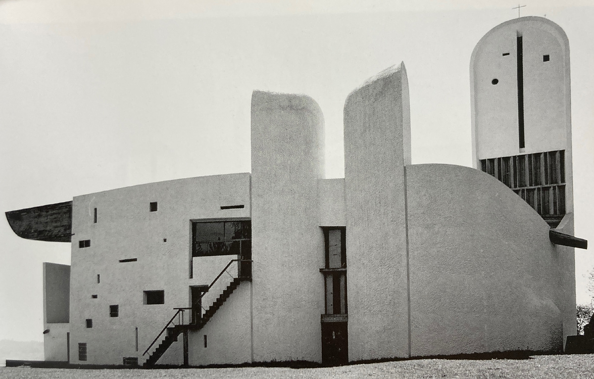 Северный фасад капеллы. Интересно то,что со всех сторон  здание смотрится по разному. 