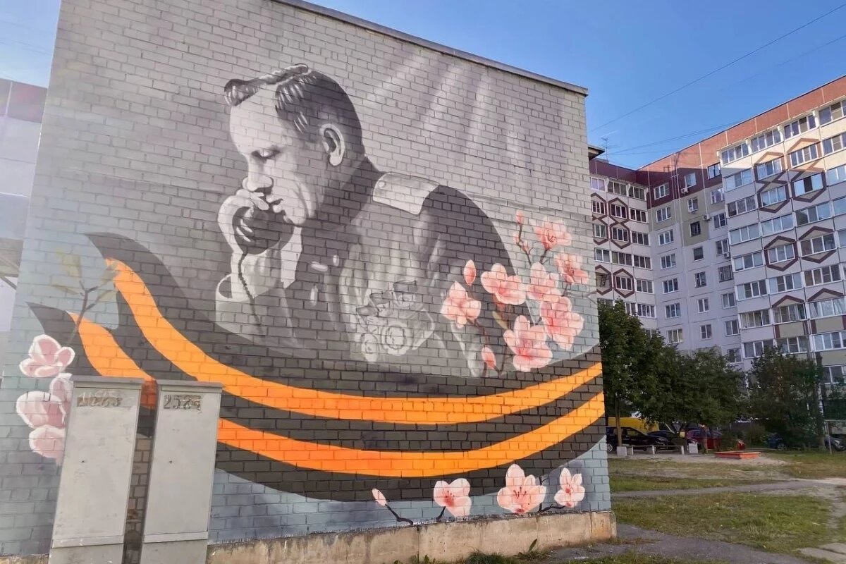    Живописный мурал украсил двор на улице Рокоссовского в Пскове