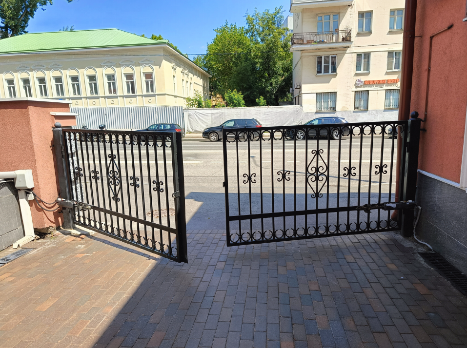 Распашные ворота с электроприводами удобны и долговечны, но, как и любая механика, требуют обслуживания. Одна из частых причин поломок — износ ходовых гаек и бронзовых втулок.