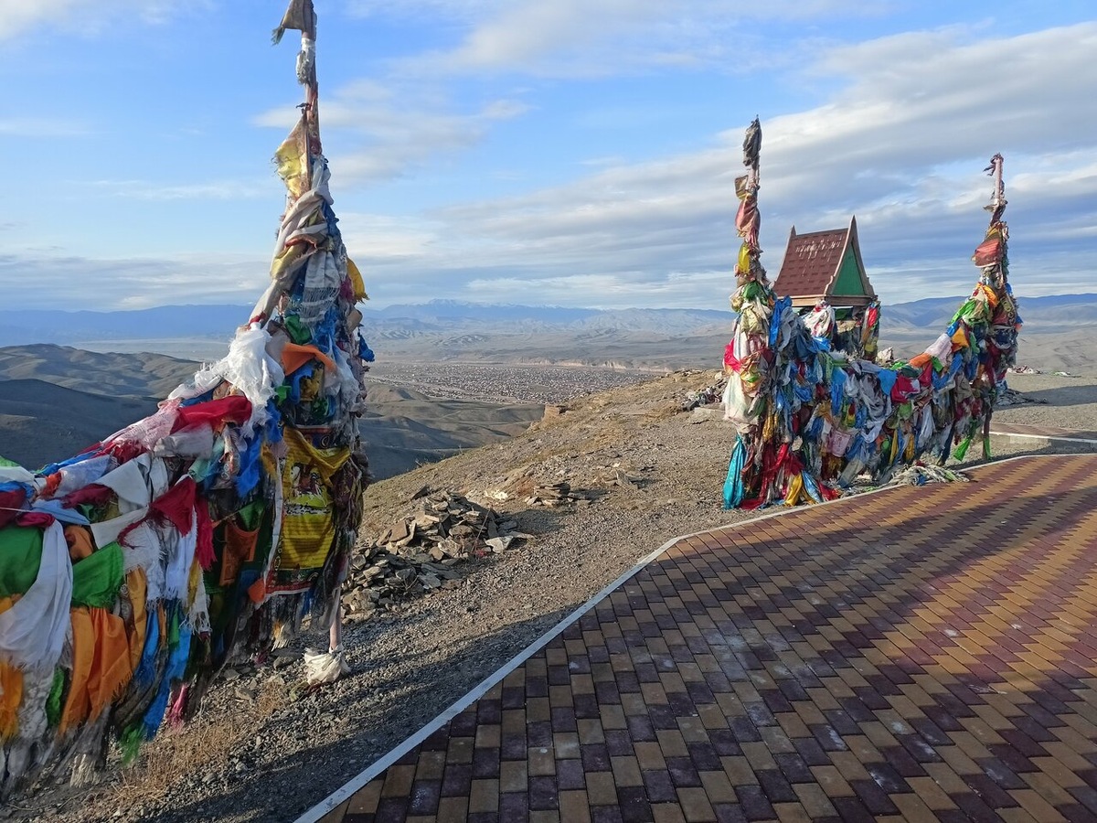 С первыми лучами солнца шаманы собираются на священной горе Догээ в паре минут езды от Кызыла, где проводят обряд «Сан салыр». Фото: Виктор Литвинов / Яндекс Карты