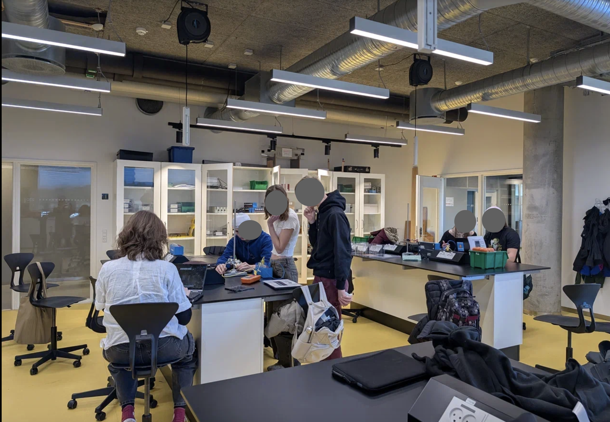 Работа кипит под зорким надзором учителя!