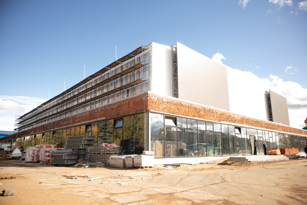  Отделка фасада еще в самом разгаре. Фото: Данил Иванов