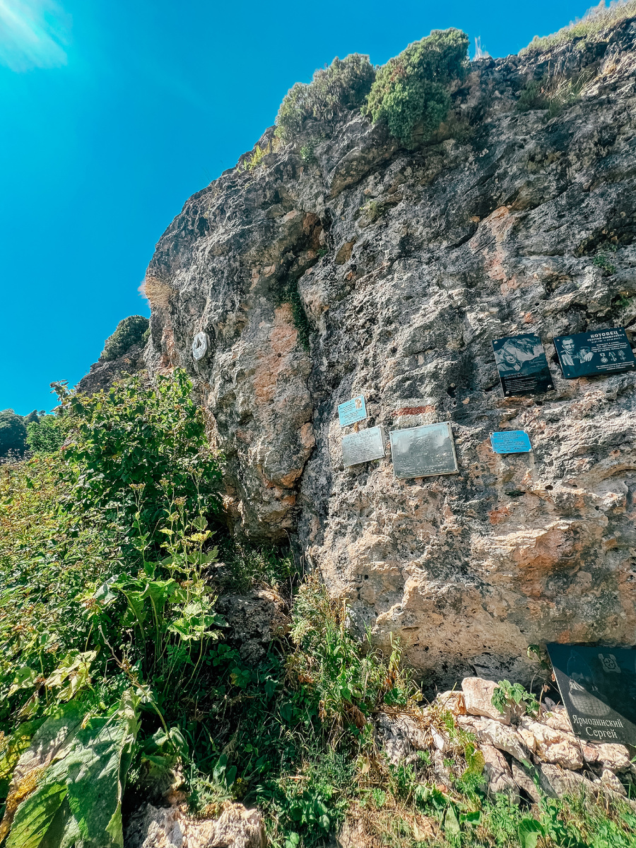 Мемориал на выходе из лагеря