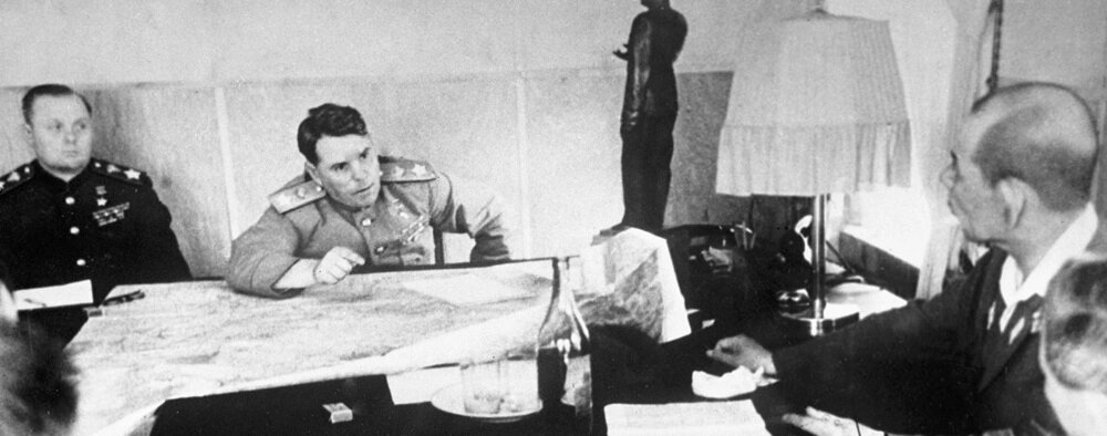    Главнокомандующий советскими войсками на Дальнем Востоке Маршал Советского Союза Александр Василевский и командующий 1-ым Дальневосточным фронтом Маршал Советского Союза Кирилл Мерецков дают указания начальнику штаба Квантунской армии генерал-лейтенанту Хикосабуро Хата о порядке капитуляции японских войск. 1945 год. Фото: РИА Новости