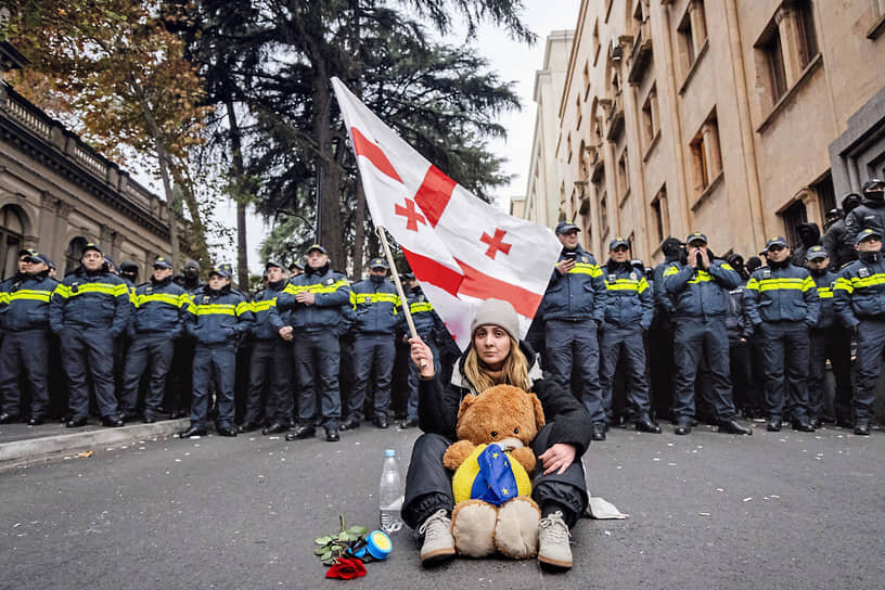 Протест напротив здания парламента Грузии в Тбилиси, 2024.